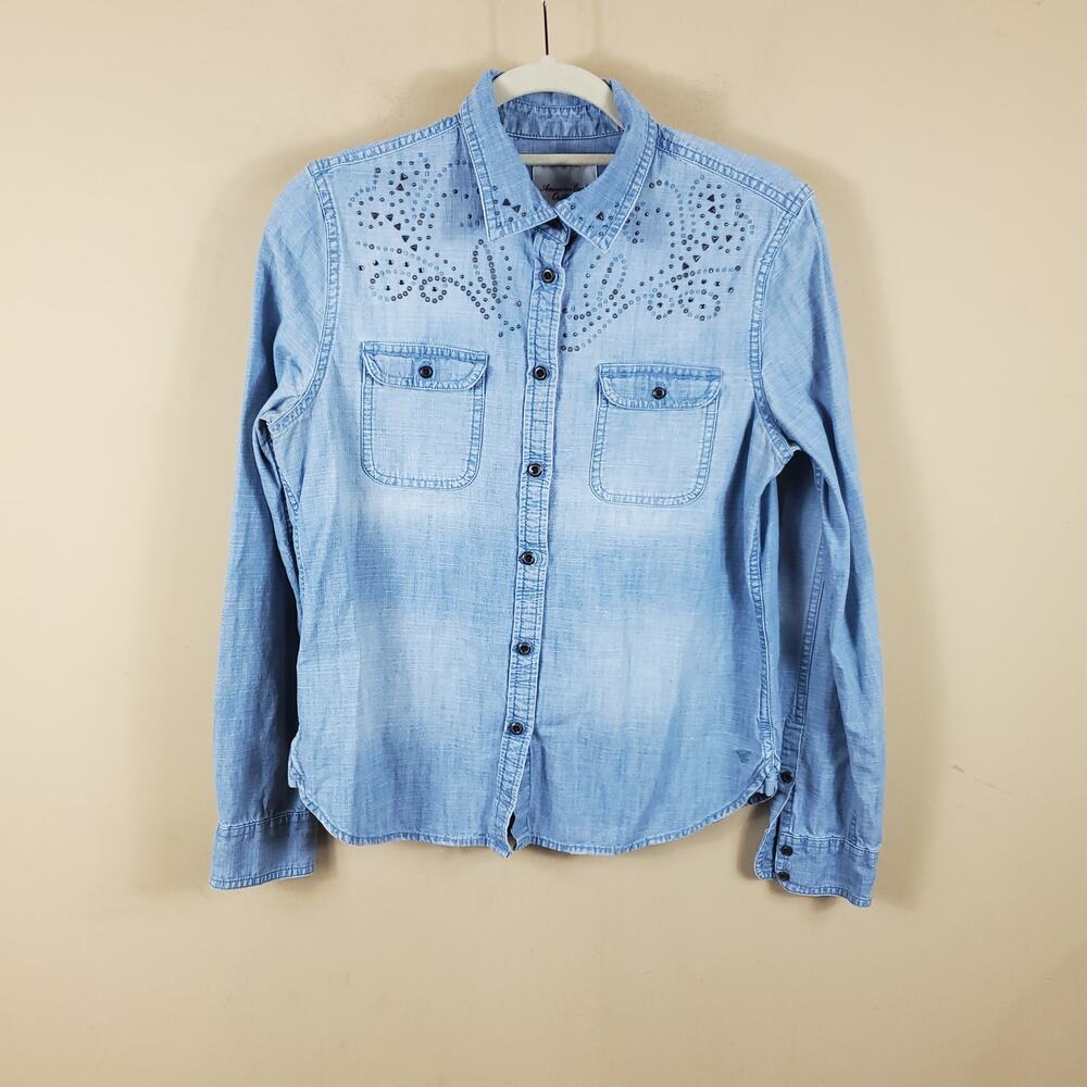 American Eagle Light Wash Denim Button-up Shirt with Studs Size M